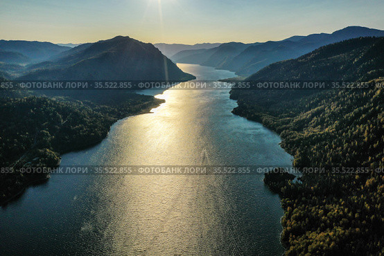Горный Алтай осенью. Телецкое озеро на рассвете. Вид с воздуха. Altai mountains in autumn. Teletskoye lake at dawn. Aerial view. Стоковое фото, фотограф Евгений Романов / Фотобанк Лори