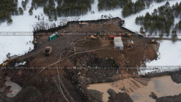 Горный Алтай. Участок добычи золота. Промывка золотоносной породы. Altai mountains. Gold mining site. Gold dredge. Стоковое видео, видеограф Евгений Романов / Фотобанк Лори