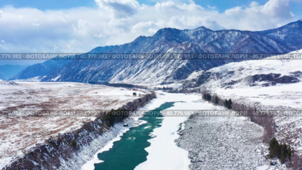 Горный Алтай зимой. Хребет Иолго и река Катунь. Вид с воздуха. Altai Mountains in winter. Iolgo Ridge and Katun River. Aerial view. Стоковое видео, видеограф Евгений Романов / Фотобанк Лори
