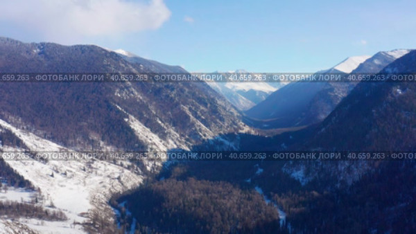 Горный Алтай зимой: Катунский хребет. Вид с воздуха. Altai mountains in winter: Katunsky ridge. Aerial view. Стоковое видео, видеограф Евгений Романов / Фотобанк Лори