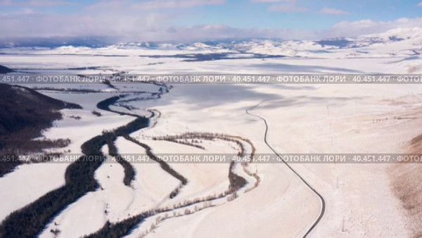 Горный Алтай зимой. Курайский хребет и Чуйский тракт. Вид с воздуха. Altai mountains in winter. Kurai ridge and Chuisky tract. Aerial view. Стоковое видео, видеограф Евгений Романов / Фотобанк Лори