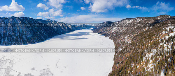 Горный Алтай зимой: Телецкое озеро. Вид с воздуха. Altai mountains in winter: Teletskoye lake. Aerial view. Стоковое фото, фотограф Евгений Романов / Фотобанк Лори