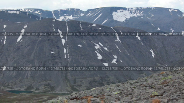 Горный массив с дорогой в каньоне. Хибины, путь в долину Кунийок. Стоковое видео, видеограф Кекяляйнен Андрей / Фотобанк Лори