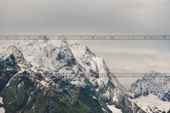 Горный пейзаж со снегом и голубым небом. Кавказ, Россия. Стоковое фото, фотограф Руслан Лесков / Фотобанк Лори