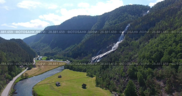 Горный водопад Vidfoss (Hildalsfossen, Vefoss) в поселении Hildal на трассе Rv13, недалеко от города Одда. Норвегия (2018 год). Стоковое видео, видеограф Кекяляйнен Андрей / Фотобанк Лори