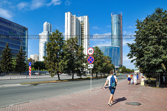 Город Екатеринбург. Башня "Исеть", гостиница "Hyatt Regency Ekaterinburg" и Здание Правительства Свердловской области. Октябрьская площадь (2016 год). Редакционное фото, фотограф Александр Тараканов / Фотобанк Лори