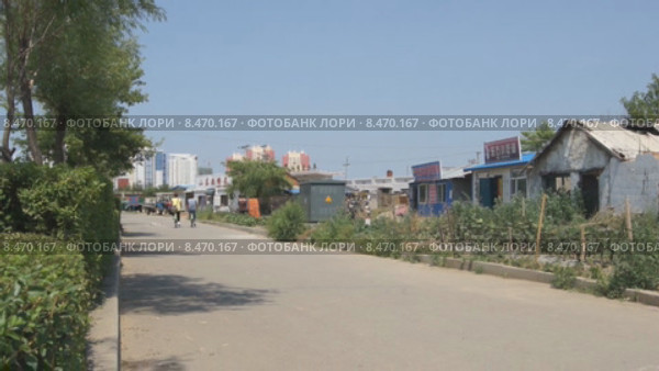Город Хэйхэ (Китай). Велосипедисты на вело-дорожке Центрально-Восточного проспекта (2015 год). Редакционное видео, видеограф Konstantin Kartashov / Фотобанк Лори