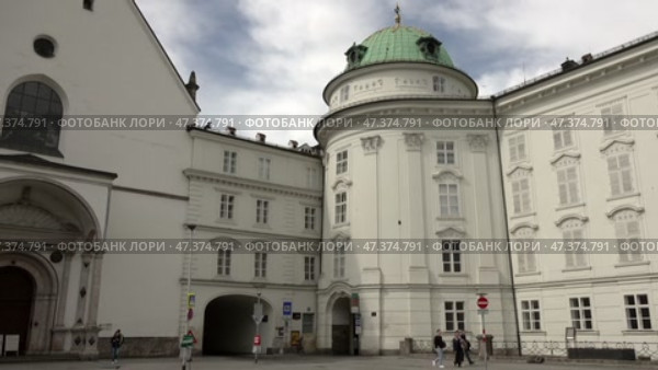 Город Инсбрук. Туристы на улицах. Австрия. Май. City of Innsbruck. Tourists on the streets. Austria. May. Редакционное видео, видеограф Горшков Александр / Фотобанк Лори