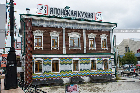 Город Иркутск, 130-й квартал («Иркутская слобода») — зона исторической застройки, бар ресторан японская кухня (2019 год). Редакционное фото, фотограф Юрий Карачев / Фотобанк Лори