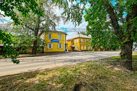Город Иркутск. Двухэтажные деревянные дома. Улица Фридриха Энгельса, дома 33 и 33/1 (2024 год). Стоковое фото, фотограф Александр Тараканов / Фотобанк Лори
