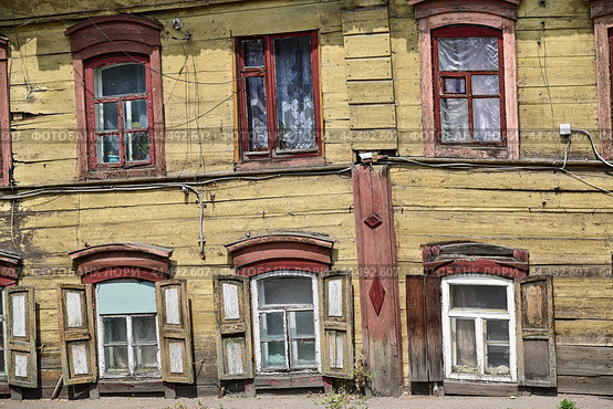 Город Иркутск. Фасад дома со старыми окнами. Дом-комплекс Дашевского 1890 год. Улица Киевская, дом 35 (2024 год). Стоковое фото, фотограф Александр Тараканов / Фотобанк Лори