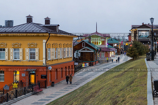 Город Иркутск, Иркутская область, Россия. Пешеходная улица в 130-м квартале Иркутска, также известном как Иркутская слобода. Популярный туристический район Иркутска с исторической деревянной застройкой и благоустроенной территорией. (2023 год). Редакционное фото, фотограф Андрей Степанов / Фотобанк Лори