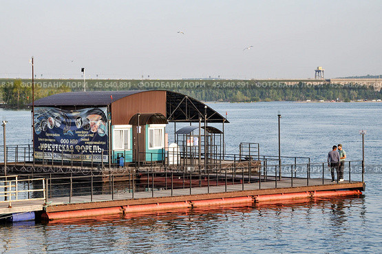 Город Иркутск. Причал НПО "Иркутская форель" на берегу реки Ангары. Улица Верхняя Набережная (2024 год). Редакционное фото, фотограф Александр Тараканов / Фотобанк Лори