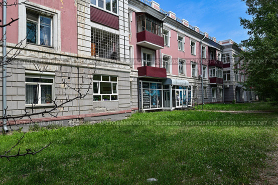 Город Иркутск. Трехэтажный дом. Улица Декабрьских событий, дом 87 (2024 год). Редакционное фото, фотограф Александр Тараканов / Фотобанк Лори