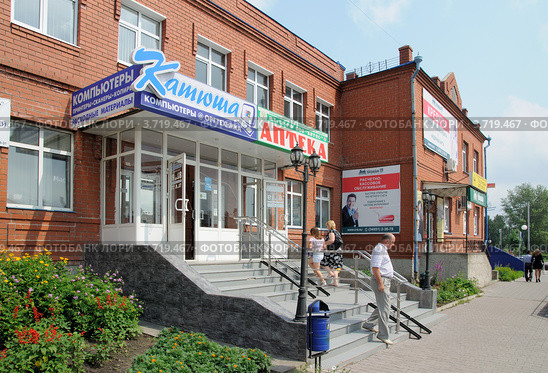 Город Ишим. Аптека и магазин (2012 год). Редакционное фото, фотограф Александр Тараканов / Фотобанк Лори
