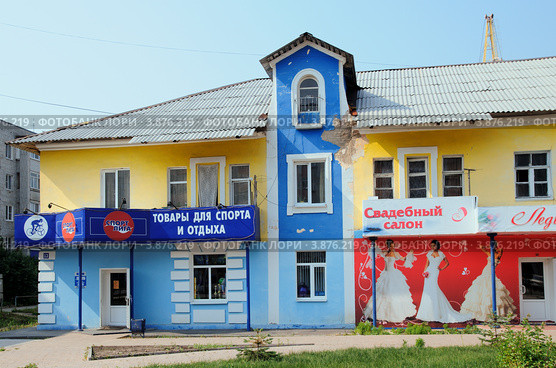 Город Ишим. Разноцветный двухэтажный дом (2012 год). Редакционное фото, фотограф Александр Тараканов / Фотобанк Лори