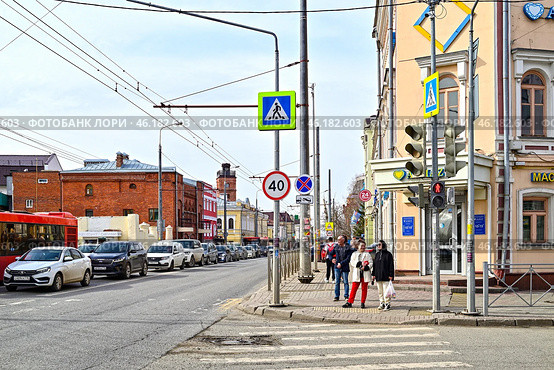 Город Казань. Перекресток улиц Московской и Мартына Межлаука (2024 год). Редакционное фото, фотограф Александр Тараканов / Фотобанк Лори