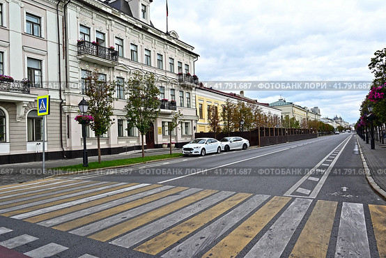 Город Казань. Пешеходный переход возле Казанской городской Думы. Кремлевская улица, дом 3 (2023 год). Редакционное фото, фотограф Александр Тараканов / Фотобанк Лори