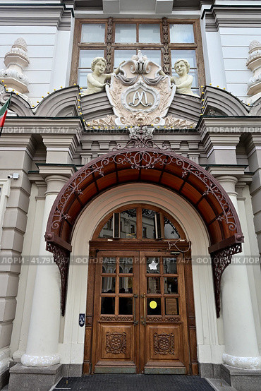 Город Казань. Центральный вход в здание национального музея Татарстана (2023 год). Редакционное фото, фотограф Александр Тараканов / Фотобанк Лори