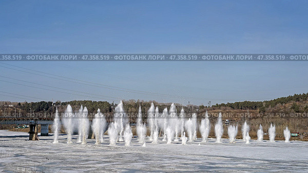 Город Кемерово. Река Томь. Подрыв льда весной. Стоковое фото, фотограф Цибаев Алексей / Фотобанк Лори