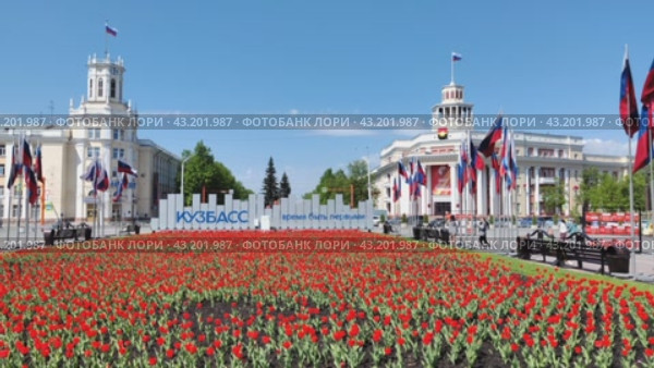 Город Кемерово. Вид на здание почтамта, мэрии, цветочную клумбу с красными тюльпанами на площади Советов (2024 год). Редакционное видео, видеограф Цибаев Алексей / Фотобанк Лори