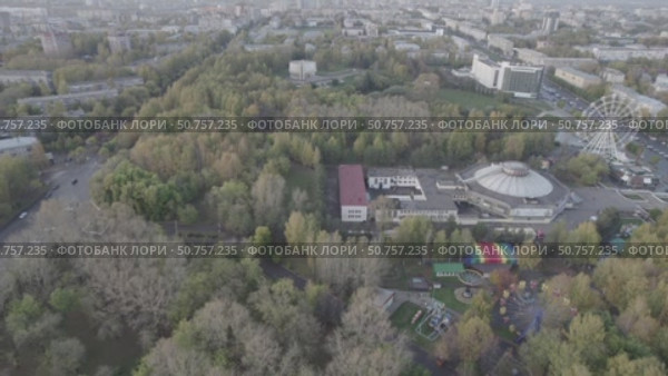 Город Киров - Парк имени Кирова осенью (аэросъемка 2021 года) (2022 год). Стоковое видео, видеограф Владислав Самошкин / Фотобанк Лори