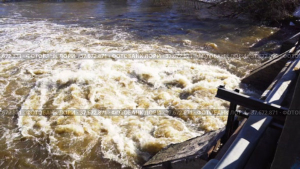 Город Коммунар.Плотина на реке Ижора. Стоковое видео, видеограф Виталий Куликов / Фотобанк Лори