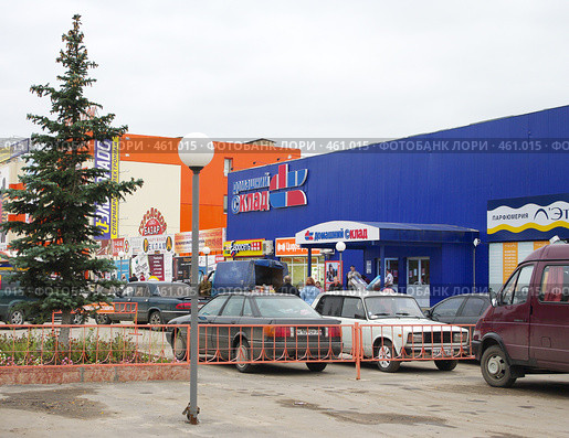 Город Ковров. Новый торговый центр с автостоянкой (2008 год). Редакционное фото, фотограф Денис Шароватов / Фотобанк Лори