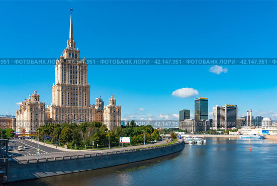 Город Москва. Вид на отель «Рэдиссон Ройал» (гостиницу «Украина») со стороны набережной Тараса Шевченко. (2011 год). Редакционное фото, фотограф Зобков Юрий / Фотобанк Лори