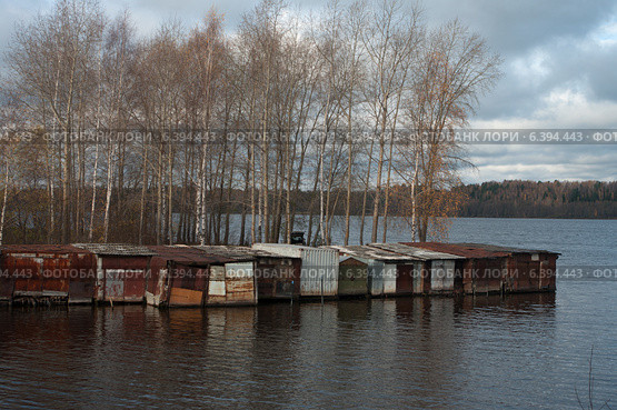 Город Наволоки. Металлические гаражи на берегу Волги (2011 год). Стоковое фото, фотограф Денис Шароватов / Фотобанк Лори