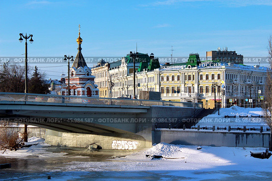 Город Омск, вид на гостиницу "Россия", органный зал, Серафимо-Алексеевскую часовню и Юбилейный мост. Редакционное фото, фотограф Виктор Топорков / Фотобанк Лори