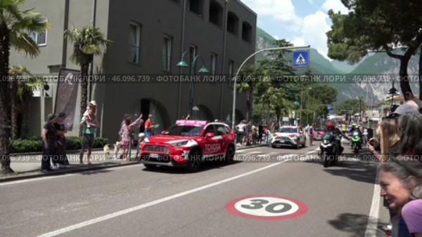 Город Рива дель Гарда. Велогонка Giro d'Italia. Май. Италия. City Riva del Garda. Cycling race Giro d'Italia. May. Italy. Редакционное видео, видеограф Горшков Александр / Фотобанк Лори