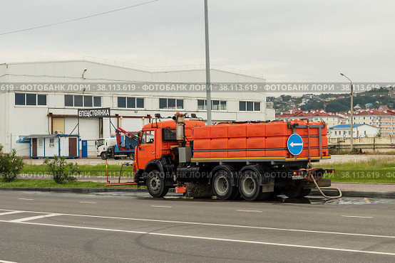 Город Сочи, Краснодарский край. Поливочный автомобиль заправляется водой (2021 год). Редакционное фото, фотограф Игорь Низов / Фотобанк Лори