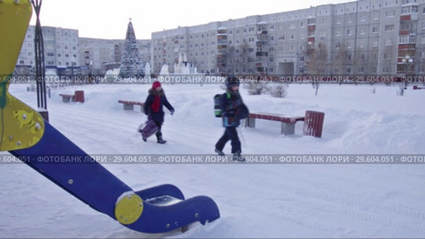 Город Сургут зимой. Школьники во дворе. Surgut. City in the winter. Schoolchildren. (2017 год). Стоковое видео, видеограф Евгений Романов / Фотобанк Лори
