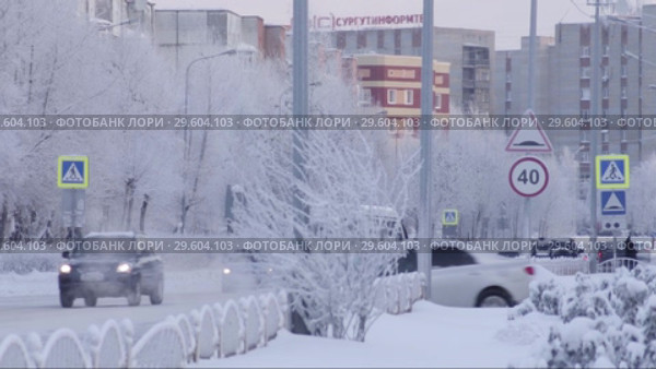 Город Сургут зимой. Уличное движение. Surgut. City in the winter. Street traffic. (2017 год). Редакционное видео, видеограф Евгений Романов / Фотобанк Лори