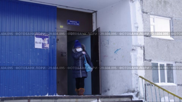 Город Сургут зимой. Вход в общежитие. Surgut. City in the winter. Prefabricated house, hostel. Entrance. (2017 год). Редакционное видео, видеограф Евгений Романов / Фотобанк Лори