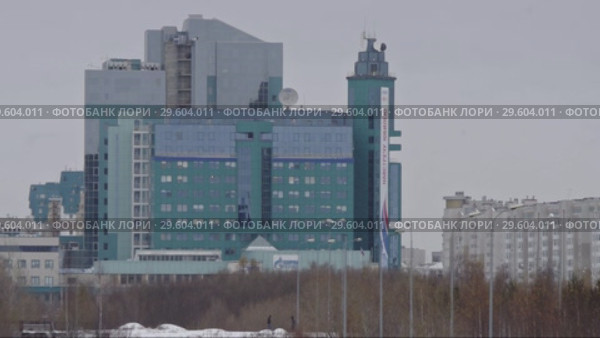 Город Сургут зимой. Вид на здание организации "Газпромтрансгаз". Surgut in winter. View on the Gazpromtransgaz (2017 год). Стоковое видео, видеограф Евгений Романов / Фотобанк Лори
