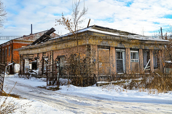Город Тобольск. Улица Мира, дом 3. Старый аварийный одноэтажный дом (Бывшая столовая ГПТУ-3) (2015 год). Стоковое фото, фотограф Александр Тараканов / Фотобанк Лори