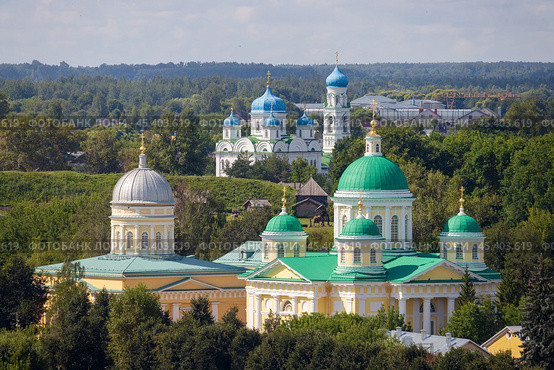 Город Торжок, Тверская область, Россия. Красивый вид на православные церкви. Справа Спасо-Преображенский собор. Слева Церковь Входа Господня в Иерусалим. Вдали Церковь Благовещения Пресвятой Богородицы (известная также как Михайло-Архангельская или храм Архангела Михаила). Архитектурные достопримечательности Торжка. (2024 год). Стоковое фото, фотограф Андрей Степанов / Фотобанк Лори