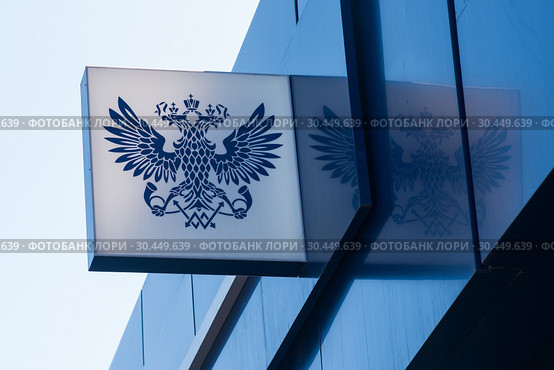 Город Тула. Эмблема "Почта России" на фасаде здания на улице Советской весной (2019 год). Редакционное фото, фотограф Игорь Низов / Фотобанк Лори