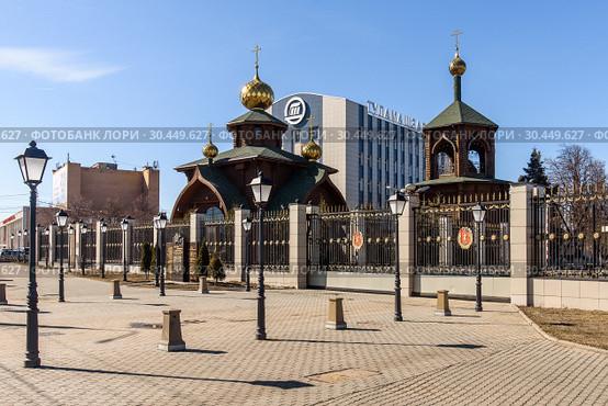 Город Тула, храм Равноапостольного князя Владимира на фоне "Туламашзавода" весной (2019 год). Редакционное фото, фотограф Игорь Низов / Фотобанк Лори