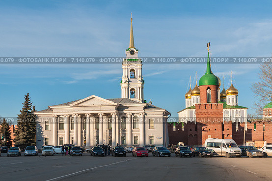 Город Тула. Тульский кремль и музей самоваров с центральной площади на фоне голубого неба весной (2015 год). Редакционное фото, фотограф Игорь Низов / Фотобанк Лори