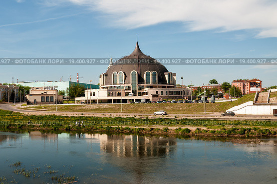 Город Тула. Вид на новое здание музея оружия летним днём (2015 год). Редакционное фото, фотограф Игорь Низов / Фотобанк Лори