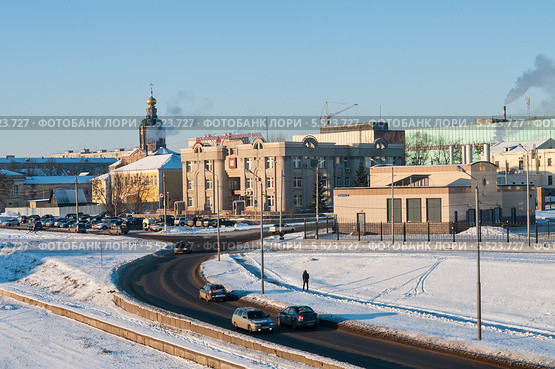 Город Тула. Вид на здание Индустриального банка и Вознесенский Храм зимой на фоне голубого неба (2014 год). Редакционное фото, фотограф Игорь Низов / Фотобанк Лори
