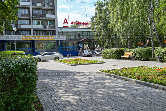 Город Тюмень. Альфабанк. Сквер Тенистый. Улица Республики 162. Стоковое фото, фотограф Александр Тараканов / Фотобанк Лори