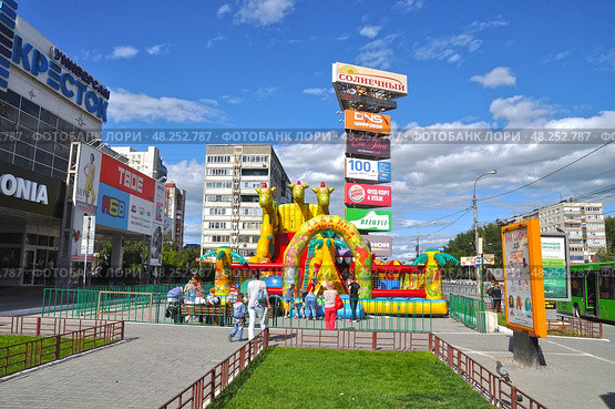 Город Тюмень, улица Пермякова. Детский аттракцион возле торгового центра "Солнечный" (2016 год). Редакционное фото, фотограф Александр Тараканов / Фотобанк Лори