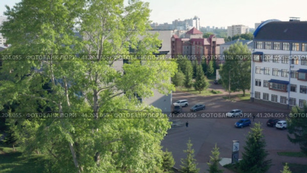 Город Уфа: Черниковка, 4-й корпус УГНТУ, горно-нефтяной факультет. Ufa city: Chernikovka, 4th building of USNTU, Mining and Petroleum Faculty. (2023 год). Стоковое видео, видеограф Евгений Романов / Фотобанк Лори