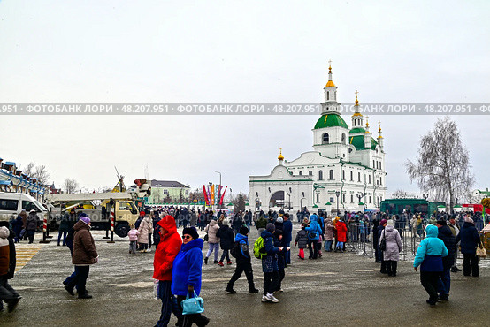 Город Ялуторовск. Празднование Масленицы у Сретенского собора. Редакционное фото, фотограф Александр Тараканов / Фотобанк Лори
