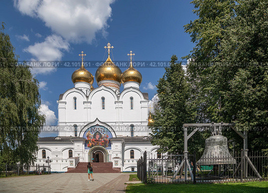 Город Ярославль, Которосльная набережная, 2/1, Россия. Девушка фотографирует на смартфон Успенский кафедральный собор русской православной церкви Московской патриархии. Летний солнечный день (2023 год). Стоковое фото, фотограф Наталья Николаева / Фотобанк Лори