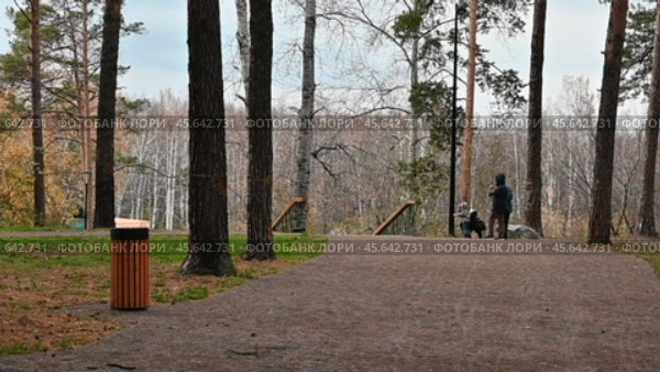 Город Заводоуковск. Отдыхающие в Центральном парке (2022 год). Стоковое видео, видеограф Александр Тараканов / Фотобанк Лори